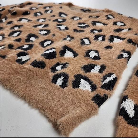 Illa Illa Fuzzy Oversized Leopard Print Sweater Size M/L - Picture 3 of 5